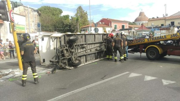Si ribalta trenino per turisti a Pisa