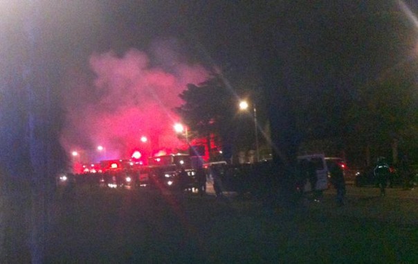 Momenti di tensione prima della gara tra Pisa e Ascoli nell'anticipo del campionato di LegaPro, 27 febbraio 2015. Un nutrito gruppo di ultrà pisani ha atteso l'arrivo dei pullman degli ascolani tentando di entrare in contatto con i rivali ed è stata necessaria una carica della polizia per disperdere i più facinorosi. ANSA/GABRIELE MASIERO