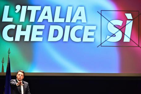 Il Presidente del consiglio Matteo Renzi durante il suo intervento in occasione dell'apertura della campagna per il sì al referendum costituzionale di autunno, al teatro Niccolini di Firenze, 2 maggio 2016. ANSA/ MAURIZIO DEGL'INNOCENTI