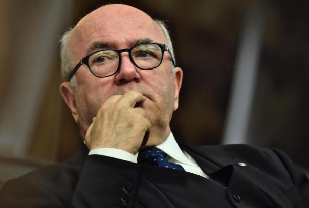 Il presidente della Federcalcio Carlo Tavecchio durante la conferenza stampa all'interno del ritiro azzurro a Coverciano in vista degli Europei, 24 maggio 2016. ANSA/MAURIZIO DEGL'INNOCENTI