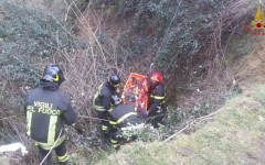 Cade in dirupo, soccorso da vigili del fuoco