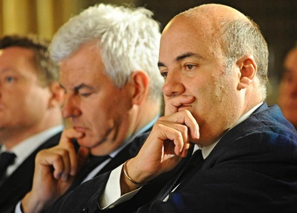 Il presidente di Banca Mps Alessandro Profumo (s) e l'amministratore delegato Fabrizio Viola (d), all'incontro organizzato da Progetto Citta', Firenze, 7 marzo 2013. ANSA/ MAURIZIO DEGL' INNOCENTI