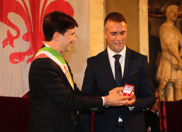 Gabriel Omar Batistuta riceve dal sindaco, Dario Nardella, la cittadinanza onoraria di Firenze