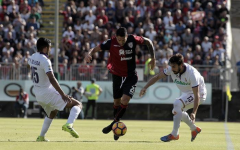 Borriello in mezzo ai difensori viola