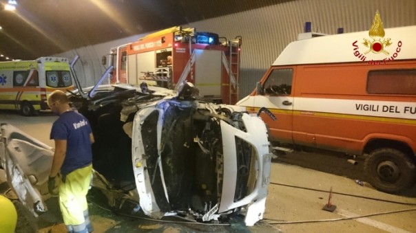 Incidenti stradali: auto si ribalta su A/1, ferito disabile
