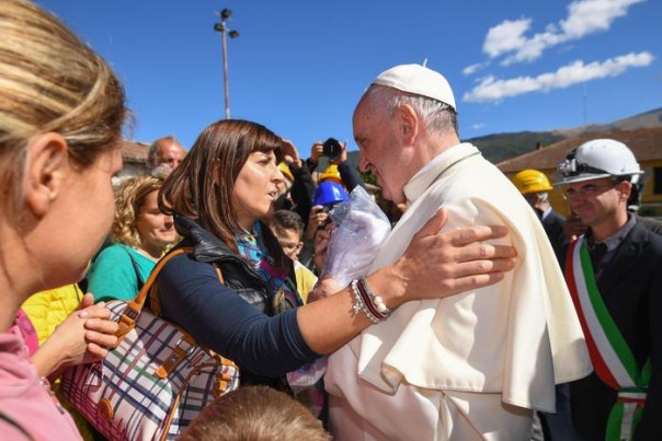 Pope Francis hughs a woman during his visits Accumuli, Italy, 04 October 2016. A devastating 6.0 magnitude earthquake early morning of 24 August left a total of 293 dead, according to official sources. ANSA/ALESSANDRO DI MEO