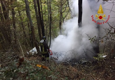 I vigili del fuoco impegnanti a spegnere le fiamme dell'aereo ultraleggero precipitato sotto il Pratomagno