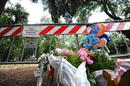 Fiori e bambole ai piedi della pianta dove Donatella Mugnaini e sua nipote Alice morirono schiacciate