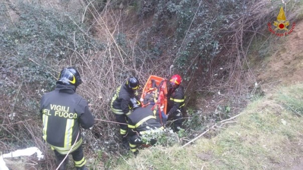 Cade in dirupo, soccorso da vigili del fuoco