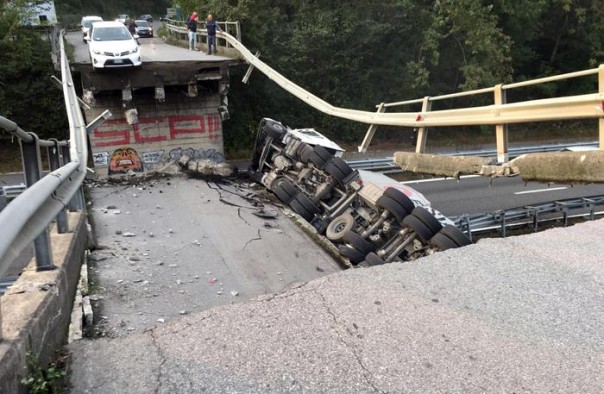 In un'immagine tratta da Lecconotizie.com, il crollo della rampa di uscita da Annone Brianza della statale 36 verificatosi nel pomeriggio del 28 ottobre 2016. Un camion che stava transitando sul cavalcavia e' precipitato sulla carreggiata sottostante. Il cavalcavia è crollato sulla SS36 ad Annone Brianza alle 17.20: il ponte ha ceduto mentre stava transitando un tir con un trasporto eccezionale, che ha schiacciato alcune auto. La Milano-Lecco, secondo quanto riferito dalla polizia stradale di Lecco, è bloccata in entrambe le direzioni di marcia. Le uscite obbligatorie sono a Suello in direzione sud e a Bosisio Parini in direzione Nord. ANSA / Lecconotizie.com