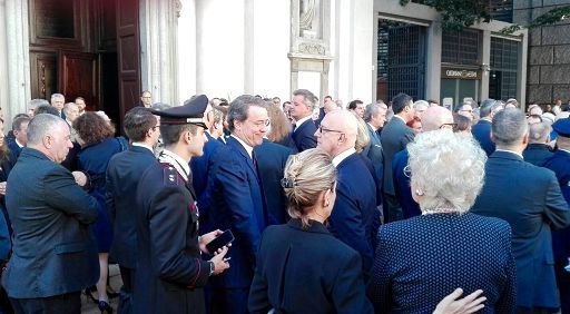 Milano, 3 ott. (askanews) - Era gremita la chiesa di San Giuseppe in via Verdi, pieno centro di Milano, per l'ultimo saluto al fondatore di Esselunga, Bernardo Caprotti, morto all'età di 91 anni venerdì sera. Accanto ai familiari - ai primi banchi sulla sinistra c'erano la seconda moglie Giuliana con la figlia Marina e i nipoti, a destra i figli di primo letto, Violetta e Giuseppe coi quali in passato Caprotti era finito in tribunale proprio per l'eredità della catena di supermercati - c'erano i dipendenti, che lui amava chiamare collaboratori. Proprio in segno di lutto questa mattina tutti i punti vendita Esselunga sono rimasti chiusi. A officiare il rito funebre, iniziato poco prima delle nove e in forma privata per espressa volontà del defunto, monsignor Giuseppe Maggioni. "Una vita onesta conta più di una vita lunga - ha detto durante l'omelia - Non conta quanto ma come si è vissuto. E noi non diciamo addio ma arrivederci, caro Bernardo. E per uno che ha 83 anni e che vede già i cancelli ti aggiungo arrivederci e a presto". "Quando vedrò Esselunga pregherò per te - ha concluso - quando calpesterò questo pavimento pregherò per te. A presto Bernardo, a presto". Circa due anni fa il patron di Esselunga aveva finanziato il restauro dell'originale pavimento della chiesa barocca milanese, in marmo bianco e nero. Di qui il riferimento del monsignore. Ed è toccato proprio a lui, al termine delle esequie, leggere un messaggio da parte della figlia Violetta: "Grazie papà per avermi aspettata, mi hai fatto capire l'enorme amore che c'era tra di noi. Rimarrai per sempre nel mio cuore". La salma di Caprotti, al termine della cerimonia, è stata trasferita per la tumulazione ad Albiate, paese natale del patron di Esselunga.