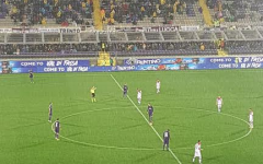 Pioggia incessante per tutta la partita. Molti spettatori hanno cercato riparo sotto i gradoni delle tribune