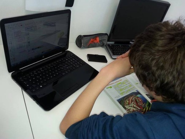 Scuola bambini doposcuola computer pc compiti studio alunni studenti