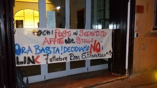 Roma, 7 ott. (askanews) - Gli studenti universitari di Link, in vista del corteo di questa mattina in diverse città tra cui Roma, Milano e Napoli, hanno già rilanciato nella notte la mobilitazione studentesca, calando simbolicamente tre striscioni davanti la sede dell'Er.go, della Tper in Via Marconi e della mensa di Piazza Puntoni. "Con questa azione - dichara Nicola Quondamatteo, portavoce di Link - abbiamo voluto sottolineare un'assenza di diritto allo studio che si sta facendo insostenibile". Gli studenti lamentano il caro affitti, la mancanza di posti negli studentati pubblici, i costi spropositati della mensa e dei trasporti. "Inizia per noi un autunno di lotta per chiedere la riduzione della tassazione universitaria, investimenti in edilizia residenziale pubblica, più borse di studio, un servizio mensa accessibile a tutti". Gli studenti rilanciano la mobilitazione studentesca che parte da Piazza San Francesco. "Nella mobilitazione studentesca rivendichiamo un'università accessibile a tutti e un welfare dignitoso. Questi temi per noi sono fortemente connessi al referendum costituzionale, a cui diremo il nostro no in un percorso sociale a partire dalla piazza di oggi".