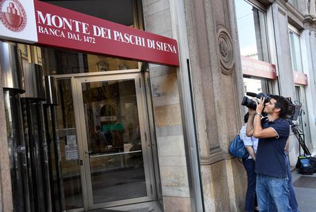 La sede milanese di Mps dove è in corso la riunione del board per esprimersi in merito alla nomina ad A.D. di Marcvo Morelli, 14 settembre 2016. ANSA/ DANIEL DAL ZENNARO