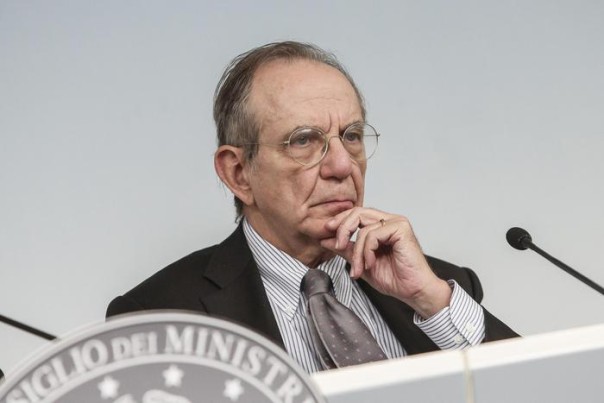 Il ministro dell'Economia Pier Carlo Padoan (d) durante conferenza stampa al termine della riunione Consiglio dei Ministri che ha dato il via libera alla nota di aggiornamento del Def. Roma, 27 settembre 2016. ANSA/GIUSEPPE LAMI