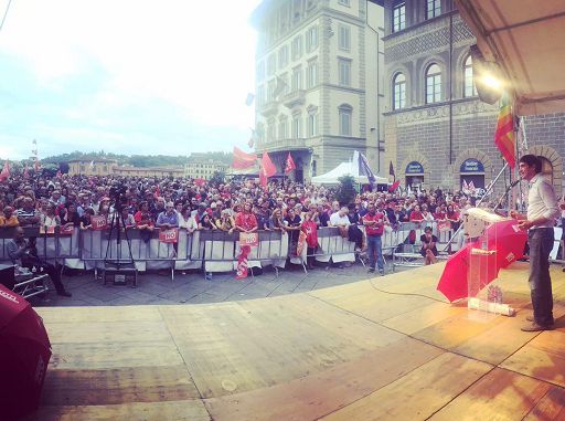 Firenze, 1 ott. (askanews) - Un applauso in ricordo del presidente emerito Carlo Azeglio Ciampi, scomparso poche settimane fa. Fischi, invece, all'indirizzo di Giorgio Napolitano, che anche oggi ha ribadito, pur tra alcune critiche, il suo endorsement alla riforma costituzionale. Un appoggio "incomprensibile" per Nicola Fratoianni, un "protagonismo inusuale" per Nichi Vendola - che è passato a portare un saluto ai compagni - e per la piazza di Sinistra italiana che oggi ha dato vita a una manifestazione per il "No" al referendum costituzionale del 4 dicembre. Location non a caso: piazza Sant'Ognissanti a Firenze. "Ma noi a Firenze sappiamo bene chi è il premier Renzi, chi è stato da sindaco - attacca Tomaso Montanari, storico dell'arte e consigliere comunale di Si -. E mantiene il difetto di non dire mai le cose per quelle che sono veramente". "Firenze non è Matteo Renzi", rilancia il deputato di Si Nicola Fratoianni. La riforma è un'operazione di semplificazione del processo legislativo? Per Sinistra italiana non è affatto così ed è proprio Montanari a srotolare dal palco una bobina lunga quasi due metri: tanto, con la riforma Renzi-Boschi, diventa lungo oltre che "arzigogolato e incomprensibile" il "nuovo" articolo 70 della Costituzione dalle attuali tre righe. Sul palco della manifestazione "Stavolta no" si alternano vari interventi davanti a una platea di poco più di un migliaio di persone. Per la costituzionalista Lorenza Carlassare, una delle prima a firmare il manifesto dei costituzionalisti contro la riforma, si modifica di fatto anche la prima parte della Carta perchè i cittadini non possono più eleggere i senatori, per Nichi Vendola si tratta prima di tutto di una "schifezza". "Viva la Costituzione scritta con il sangue dei partigiani e non con la saliva dei cortigiani" rilancia Montanari, mentre l'europarlamentare Sergio Cofferati chiama alla testimonianza i militanti: "Dobbiamo fermare il tentativo di peggiorare la Costituzione, noi non abbiamo paura del cambiamento, la demagogia non ci interessa, non facciamoci intimorire, affrontiamo i prossimi due mesi con la voglia di parlare con tutti". Infine l'appello di Pippo Civati di Possibile che guarda già oltre il 4 dicembre: "Da questa piazza voglio fare un appello accorato, sincero e non malizioso. Scelgo per tutti Pierluigi (Bersani, ndr), vieni con noi, ti stiamo aspettando".