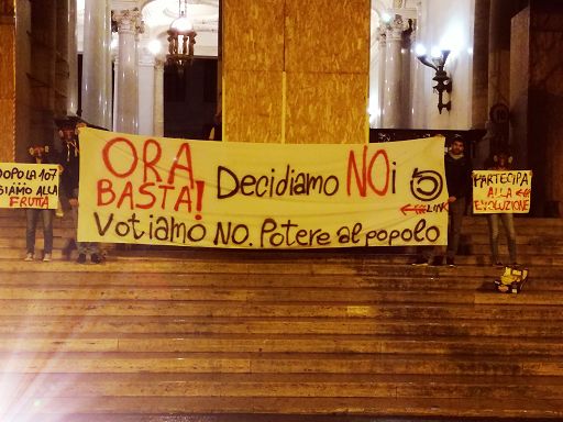 Roma, 7 ott. (askanews) - Manifestiamo oggi in tutta Italia contro le dichiarazioni del premier Renzi che vede nelle mobilitazioni studentesche una liturgia, dichiara Francesca Picci, coordinatrice nazionale Unione degli Studenti. Abbiamo consegnato le banane al Miur e siamo oggi in piazza perché il cambiamento proposto dal premier non rappresenta la nostra idea di scuola e di Paese. Vogliamo un Paese che si evolva davvero, come rappresentano le maschere da scimmia da noi simbolicamente utilizzate, un nuovo statuto dei diritti degli studenti e la possibilità di decidere direttamente come studenti sulle deleghe in bianco della Buona Scuola, riforma che ha creato solo disastri nellorganico dei docenti, nellalternanza scuola-lavoro, nella governance scolastica, nellimposizione di meccanismi valutativi iniqui. Anche gli universitari di Link sono oggi in piazza per ununiversità accessibile a tutti, dice Andrea Torti, Coordinatore Nazionale di Link - Coordinamento universitario. Oggi il calo di immatricolazioni universitarie dimostra liniquità esistente nel nostro Paese. Mentre Renzi prepara misure propagandistiche per pochi in continuità con le politiche universitarie degli ultimi anni, noi rivendichiamo università gratuita e diritto allo studio per tutti. Siamo in piazza come studenti per il No alla riforma costituzionale", afferma Martina Carpani, coordinatrice nazionale Rete della Conoscenza. Una riforma che non è utile al Paese che ha oggi altre priorità e che serve solo a velocizzare le scelte che i poteri forti prendono lontano dai bisogni dei cittadini e dei territori che hanno già subito abbastanza la crisi. Oggi gridiamo in piazza 'ora basta! Decidiamo NOi' perché mentre i palazzi si chiudono sempre più, è arrivato il momento di riprendere dal basso il diritto di decidere.