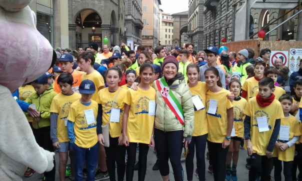 La vicesindaca Cristina Giachi con i ragazzi della Firenze Marathon 2016