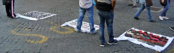 Ambulanti abusivi in via dell'Umilt??, a Roma, davanti alla sede del Pdl, 20 ottobre 2012. ANSA/ LUCIANO DEL CASTILLO