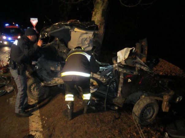 Incidenti stradali:auto contro albero,un morto in Lucchesia