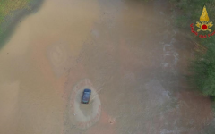 auto-trascinata-dalla-corrente