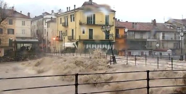 Un'immagine tratta da un video di skytg24 mostra l'esondazione del Tanaro a Garessio, Cuneo, 24 novembre 2016. ANSA/SKYTG24 ++ NO SALES, EDITORIAL USE ONLY ++ NO TV USE ++