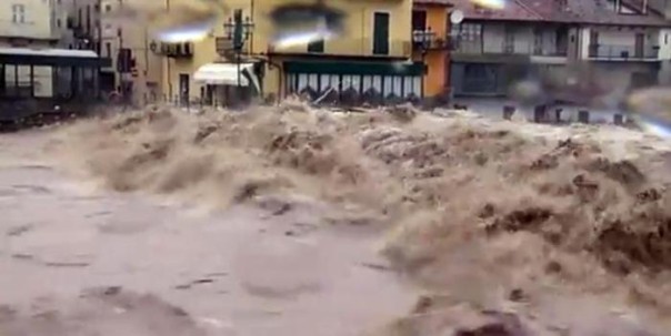 Un'immagine tratta da un video di skytg24 mostra l'esondazione del Tanaro a Garessio, Cuneo, 24 novembre 2016. ANSA/SKYTG24 ++ NO SALES, EDITORIAL USE ONLY ++ NO TV USE ++
