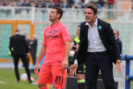Pescara's head coach Massimo Oddo (R) gestures during the Italian Serie A soccer match Pescara Calcio vs Empoli Football Club at Adriatico G. Cornacchia stadium in Pescara, Italy, 6 November. ANSA/CLAUDIO LATTANZIO