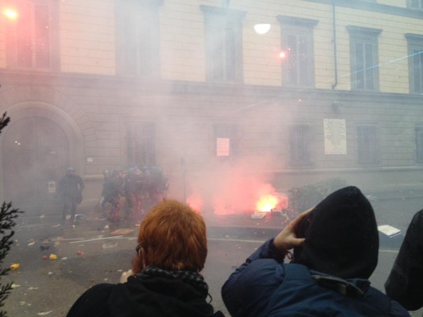 Un momento degli scontri di sabato 5 novembre a Firenze
