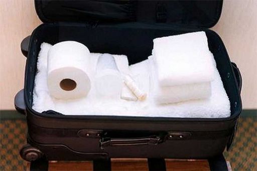 Roma, 4 nov. (askanews) - Dieci cose che gli italiani portano via dagli hotel Il 79% dice di prendere dei souvenir, dallo shampoo a specchi ed elettrodomestici Shampoo, saponi, cuffie per la doccia, i clienti degli hotel amano portarsi via come souvenir la maggior parte degli accessori dai bagni delle camere, spesso, anche asciugamani. Secondo l'ultima ricerca del motore di ricerca di voli e hotel Jetcost, il 79% degli italiani ha ammesso di averlo fatto, così come molti altri europei. E sono state prelevate cose più strane. Ad esempio, vassoi e cestini in cui c'erano frutta e dolci omaggio, batterie del telecomando, lampadine, la Bibbia. Qualcuno si è portato via anche cuscini e coperte dall'armadio. Tutti oggetti di poco valore, in camere da più di 100 euro a notte. In alcuni hotel sono stati usati cacciaviti o altri strumenti per staccare maniglie, asciugacapelli, portasciugamani, specchi, elettrodomestici, stereo. E dai business center sono sparite stampanti, computer e risme di carta. Nel 2008 la caten Holiday Inn ha denunciato la mancanza di oltre mezzo milione di asciugamani. I clienti più furbi usano piccoli accorgimenti: come sfilare un accappatoio o i liquori dal carrello degli addetti alle pulizie quando sono nei corridoi per rifare le camere. Prendere piatti, posate e vassoi dagli avanzi del servizio in camera fuori dalle stanze. Tra i pezzi più gettonati, saliere e portauovo. E non mancano le razzie durante la prima colazione o il consumo delle bottigliette del minibar riempite poi con liquidi simili. Ogni albergo ha una spesa media annuale che supera i 200mila euro per gli accessori e i servizi offerti. I migliori usano prodotti di marca e, anche se scompaiono, ne forniscono di nuovi ogni giorno. Esistono misure per limitare i piccoli furti, ma tutto ha un costo. Alcuni scelgono grucce particolari legate tra loro e fissate sulla barra interna degli armadi, altri mettono microchip in biancheria e accappatoi o usano minibar che addebitano direttamente sul conto della camera ogni bottiglia presa. Secondo Jetcost, peggio degli italiani sarebbero gli spagnoli: l'81% ha ammesso di essersi preso qualcosa in albergo, poi i portoghesi (76%), i britannici (69%) e i francesi (62%). I più onesti sarebbero, invece, i danesi: l'88% ha detto di non aver mai rubato nulla durante un soggiorno.