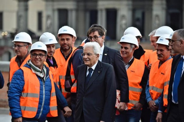 Il presidente della Repubblica Sergio Mattarella, durante l'inaugurazione del Lungarno Torrigiani, ripristinato dopo la voragine apertasi nel suolo il 25 maggio scorso, Firenze, 4 novembre 2016. ANSA/MAURIZIO DEGL'INNOCENTI