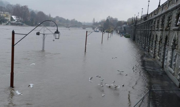 Il Po è uscito dagli argini a Torino, nella zona dei Murazzi, nel centro cittadino, 24 novembre 2016. ANSA/ALESSANDRO DI MARCO