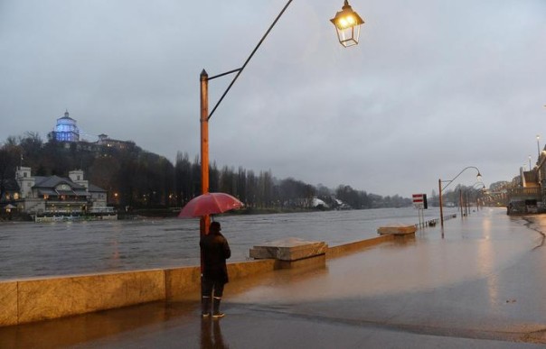 Il Po è uscito dagli argini a Torino, nella zona dei Murazzi, nel centro cittadino, 24 novembre 2016. ANSA/ALESSANDRO DI MARCO