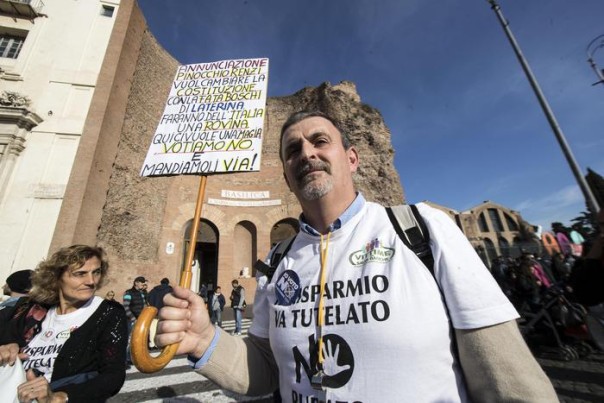 Un momento della manifestazione dei Comitati per il NO al referendum costituzionale, Roma, 27 novembre 2016. ANSA/MASSIMO PERCOSSI