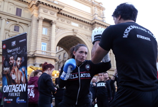 Kickboxing: Peritore si 'allena' in piazza