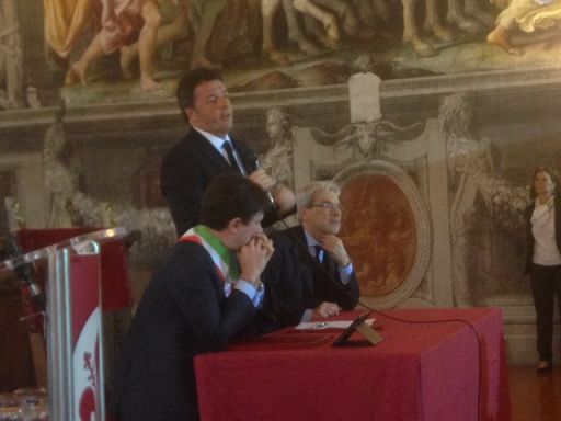 Firenze, 5 nov. (askanews) - "Vogliamo spendere bene i soldi, non facendo cestini e rotatorie. Possiamo fare un cambio di passo nel Paese e nell'Europa", "vogliamo spendere i soldi e rendicontarli, non come scartoffia burocratica ma con i cittadini". Lo ha detto il premier Matteo Renzi in occasione della firma, nella sala delle Udienze di Palazzo Vecchio, del 'patto per Firenze'.