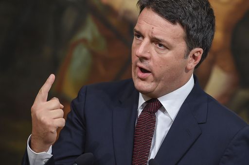 Italian Prime Minister Matteo Renzi gestures during a press conference for reconstruction efforts for areas and victims affected by the August 24 earthquake on September 23, 2016 at the Palazzo Chigi in Rome. / AFP PHOTO / ANDREAS SOLARO