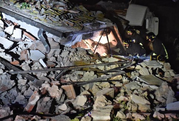 Vigili del fuoco al lavoro dopo l'esplosione di una villetta in via Villamagna a Bagno a Ripoli (Firenze), 17 novmbre 2016. ANSA/MAURIZIO DEGL'INNOCENTI