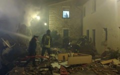 Vigili del fuoco al lavoro dopo l'esplosione di una villetta in via Villamagna a Bagno a Ripoli (Firenze), 17 novmbre 2016. ANSA/TOMMASO GALLIGANI