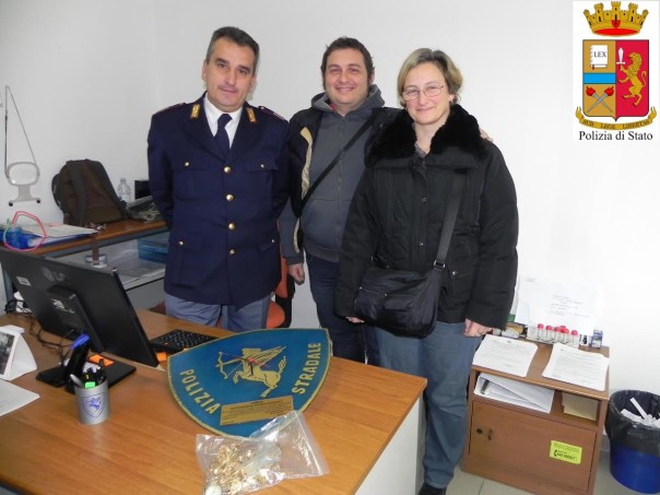 La riconsegna ai proprietari dei gioielli rubati a Bagno a Ripoli negli uffici della Polizia Stradale di Battifolle (Foto Polstrada)