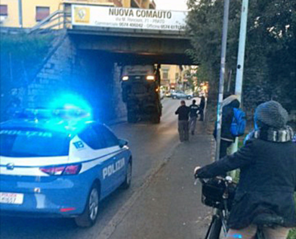 Viabilità:camion incastrato sottopasso,tilt traffico a Prato