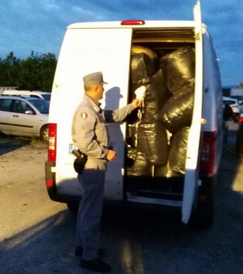 Calenzano: due furgoni con rifiuti tessili illegali sequestrati dai ... - Firenze Post