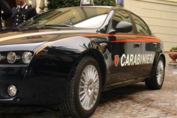 Auto travolge quattro giovani, indagano i carabinieri