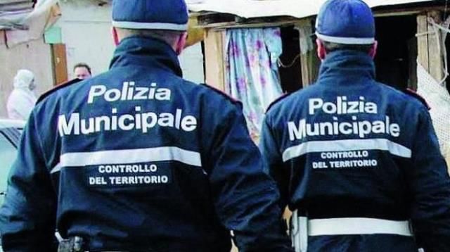 Agenti della polizia municipale di Firenze aggrediti dopo un incidente