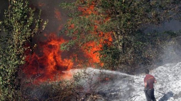 Uno degli incendi che nel 2012 hanno devastato la Toscana