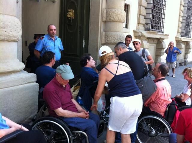 La protesta dei disabili nella sede della Regione toscana il 18 giugno scorso