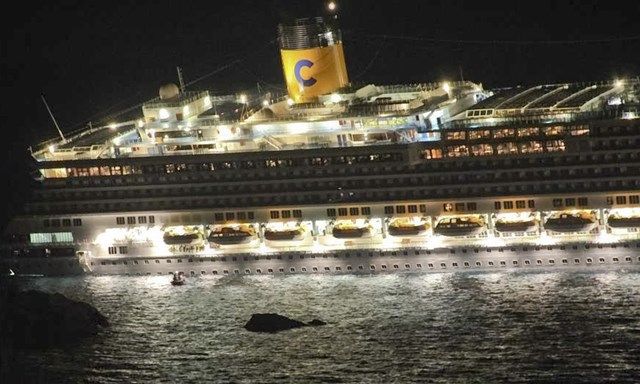 La Costa Concordia poco prima che naufragasse la sera del 13 gennaio 2012
