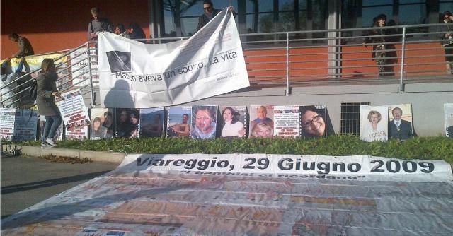 I familiari delle 32 vittime manifestano davanti al Polo fieristico di Lucca dove si tiene il processo