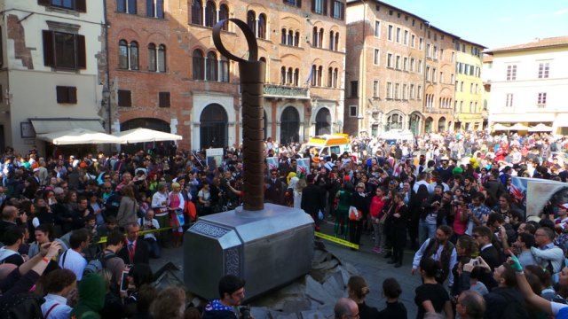 Il gigantesco martello di Thor in piazza San Michele a Lucca